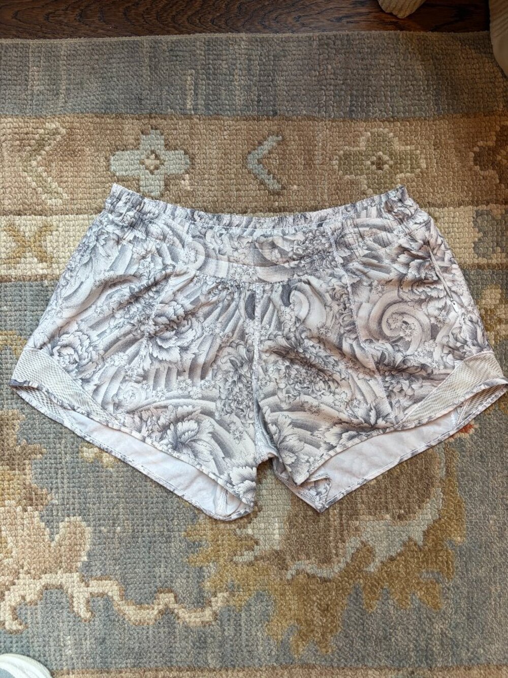 lululemon Hotty Hot Shorts - size 6 , white + grey floral
